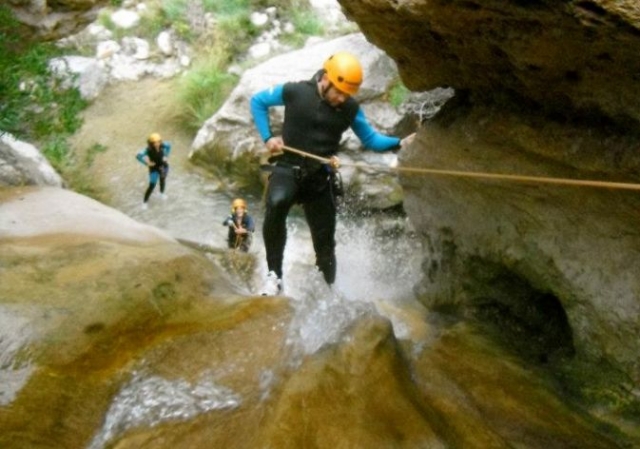 Descenso de barrancos rapelando